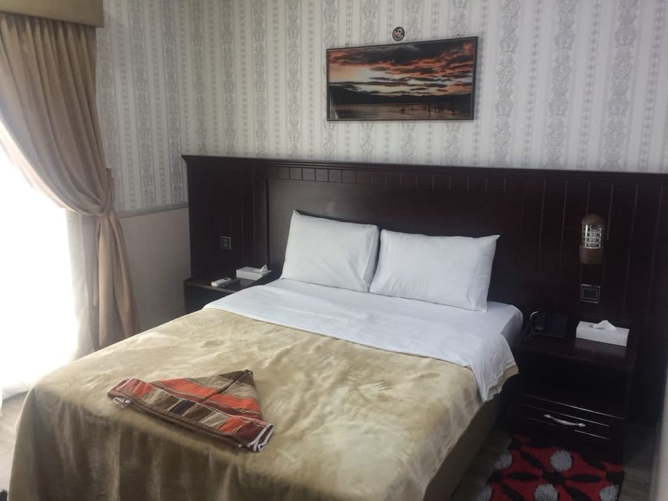 Single Room | Desk, rollaway beds (surcharge), WiFi (free)