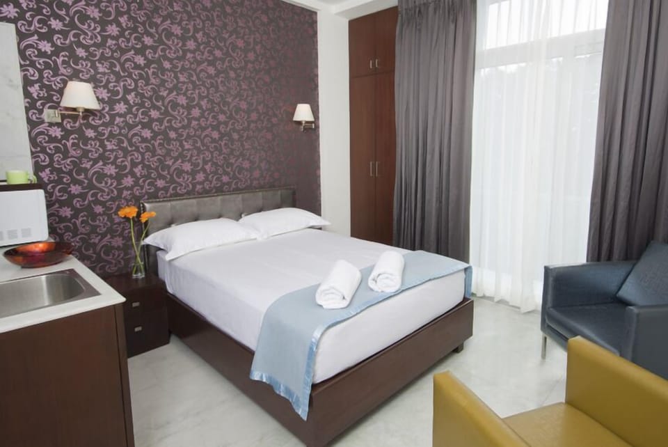 Deluxe Studio, 1 Queen Bed, Accessible | Egyptian cotton sheets, minibar, in-room safe, individually furnished