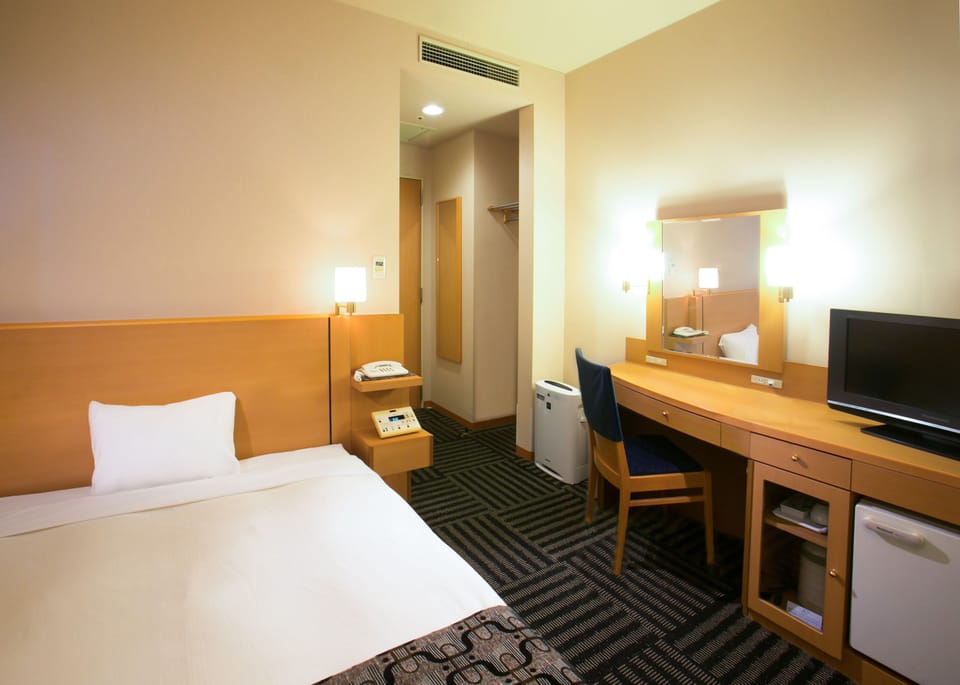 Soundproofing, free WiFi, bed sheets