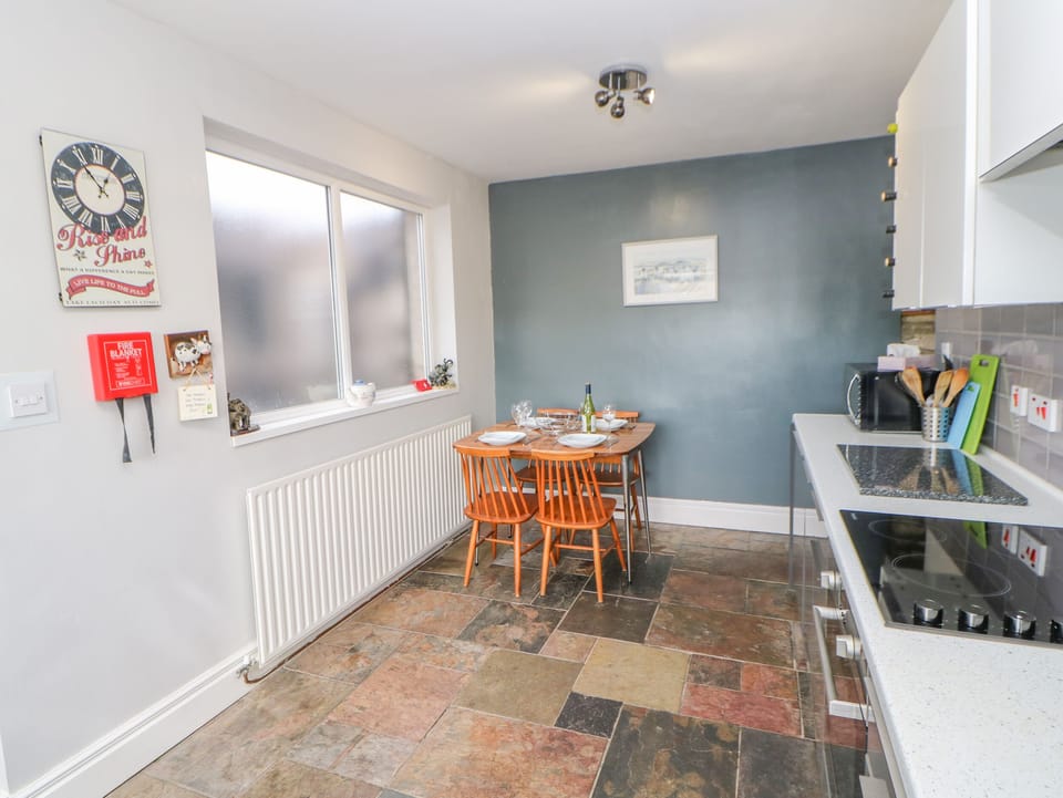 Cottage | Private kitchen | Fridge, microwave, stovetop, cookware/dishes/utensils