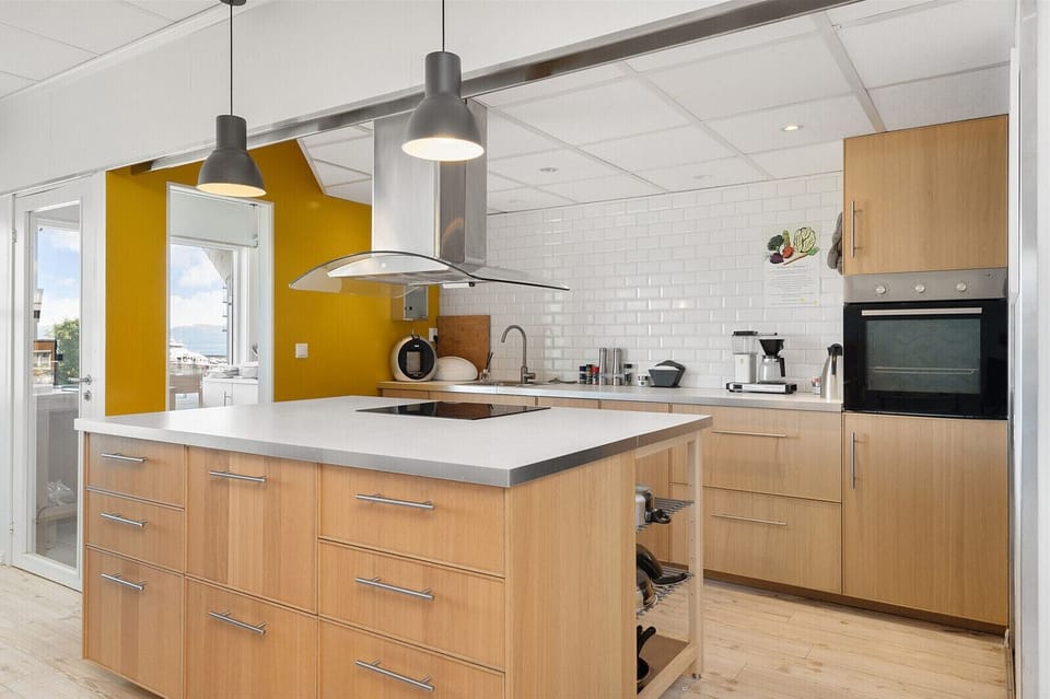 Shared fridge, dishwasher, cookware/dishes/utensils