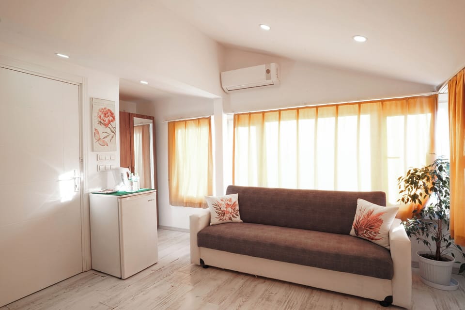 Superior Triple Room | In-room safe, desk, laptop workspace, soundproofing