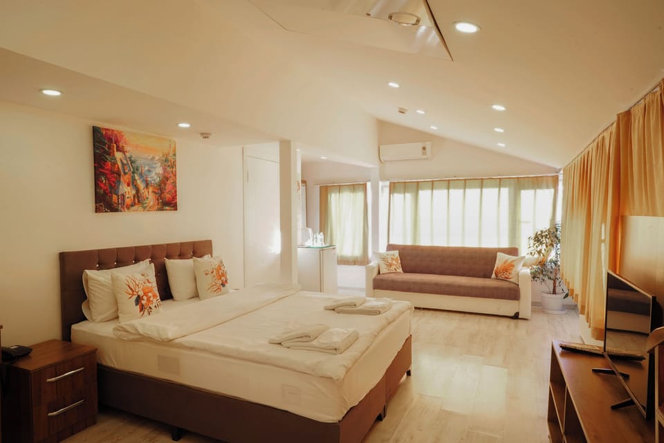 Superior Triple Room | In-room safe, desk, laptop workspace, soundproofing