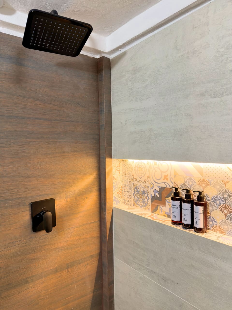 Deluxe Quadruple Room, Courtyard View | Bathroom | Shower, hair dryer, towels, soap