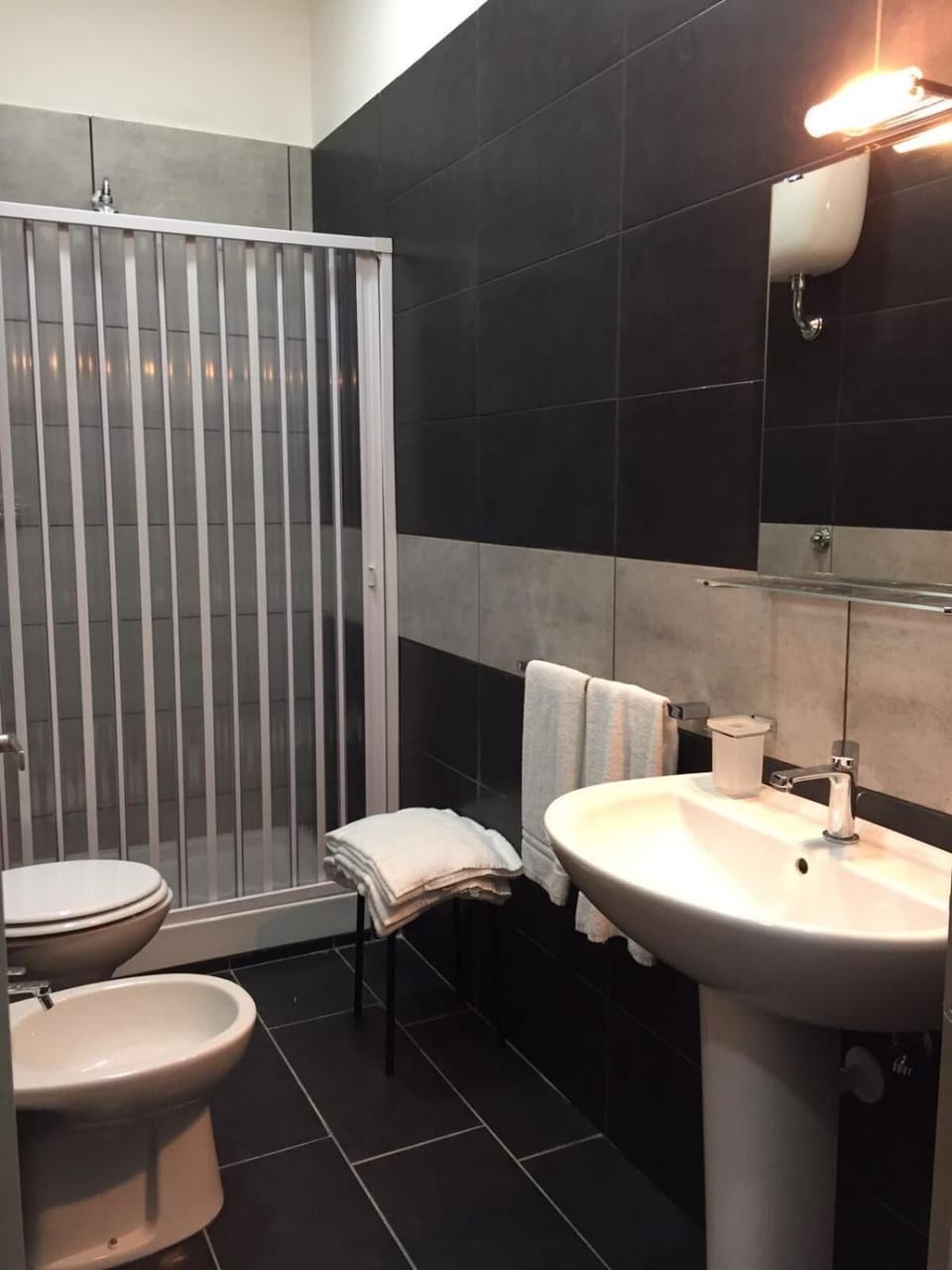 Shower, rainfall showerhead, free toiletries, hair dryer