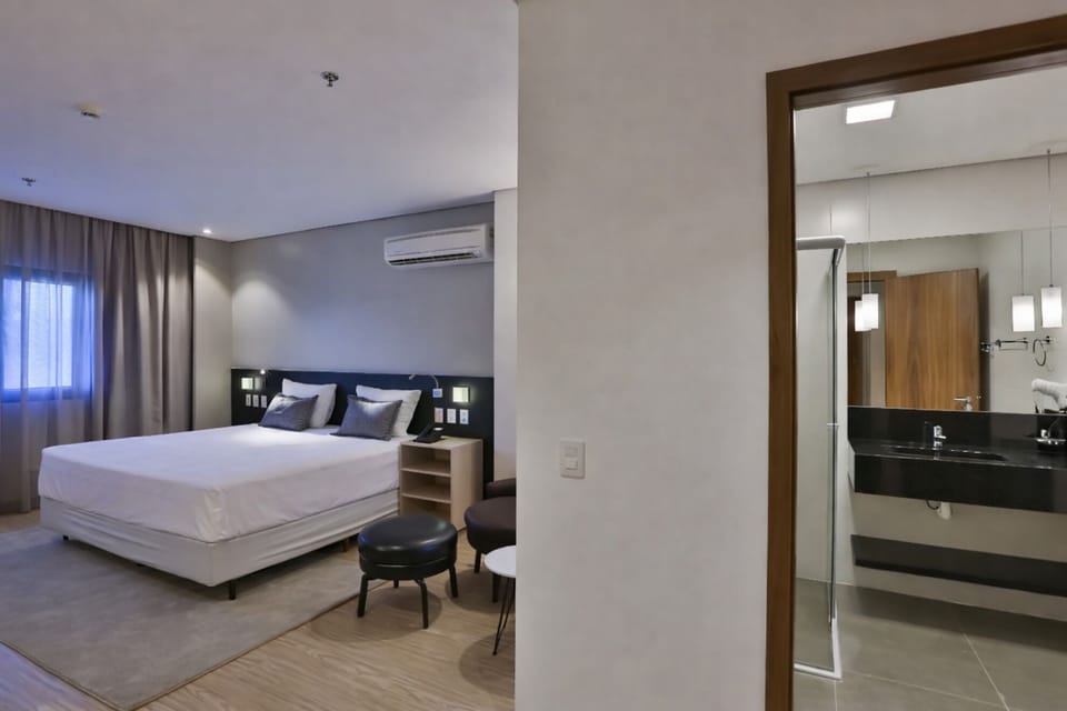 Deluxe Room, 1 King Bed | Minibar, in-room safe, blackout drapes, soundproofing