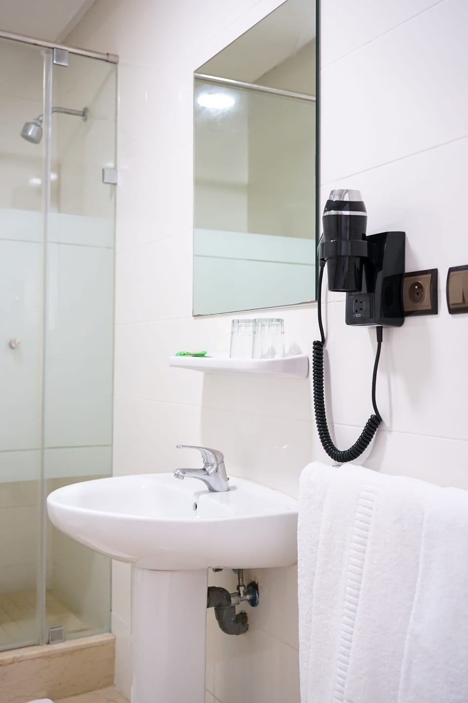 Sea View Twin Room | Bathroom | Deep soaking tub, rainfall showerhead, free toiletries, towels
