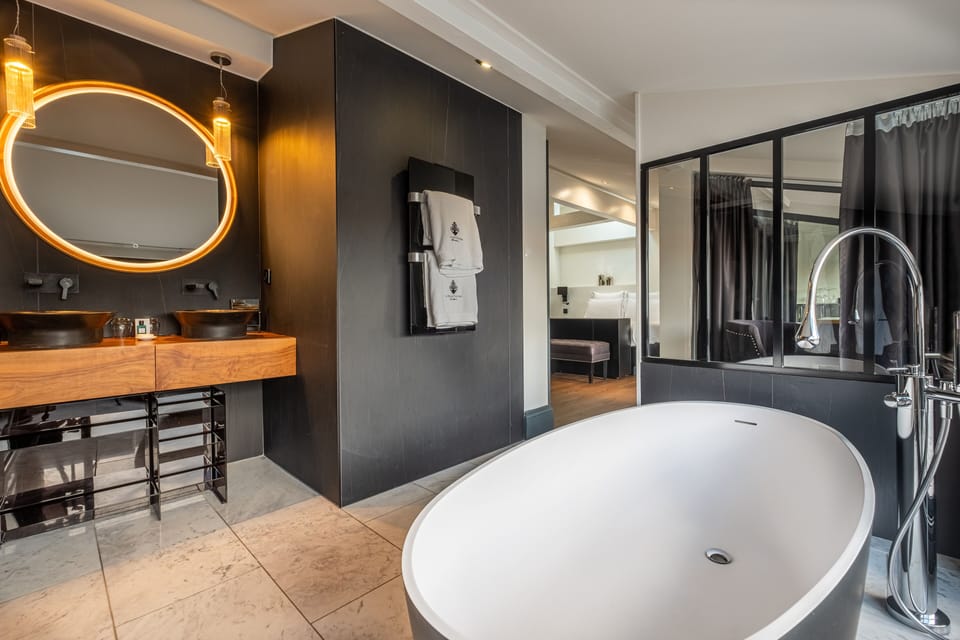 Suite (Montaigne) | Bathroom | Free toiletries, hair dryer, bathrobes, slippers