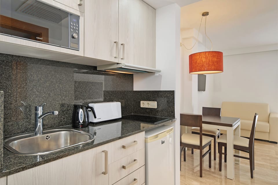 Studio, Balcony | Private kitchen | Fridge, microwave, stovetop, electric kettle