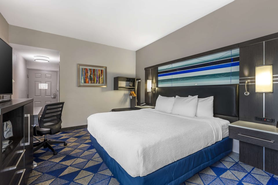 Standard Room, 1 King Bed, Accessible, Refrigerator & Microwave | Desk, laptop workspace, blackout drapes, iron/ironing board
