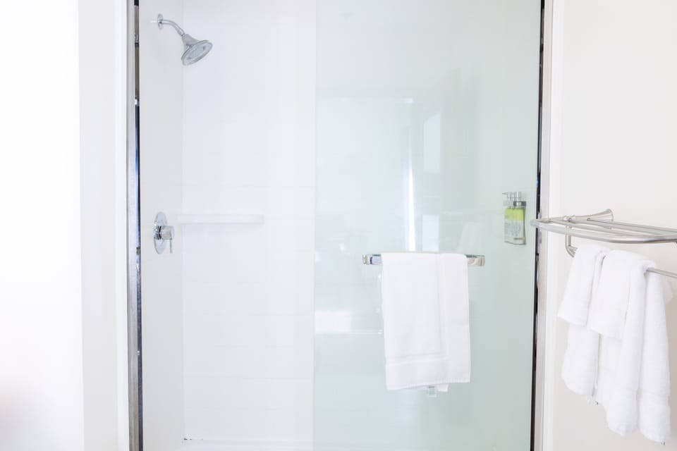 Combined shower/tub, free toiletries, hair dryer, towels