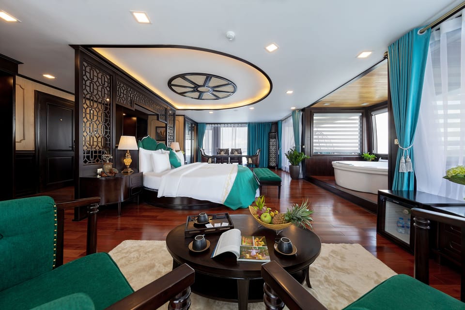 Queen Regent Suite | Minibar, in-room safe, blackout drapes, soundproofing
