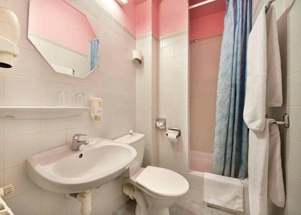 Combined shower/tub, hair dryer, towels