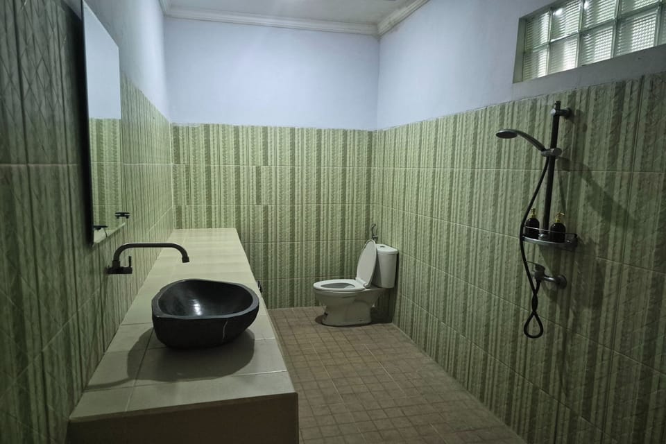 Double Room | Bathroom | Free toiletries, hair dryer (on request), towels, soap