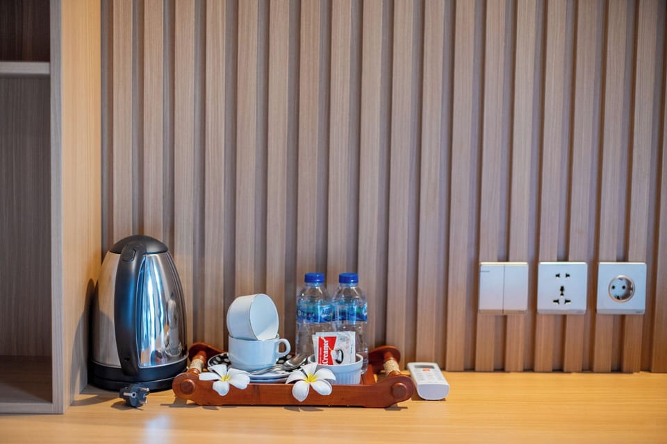 Minibar, desk, laptop workspace, free WiFi