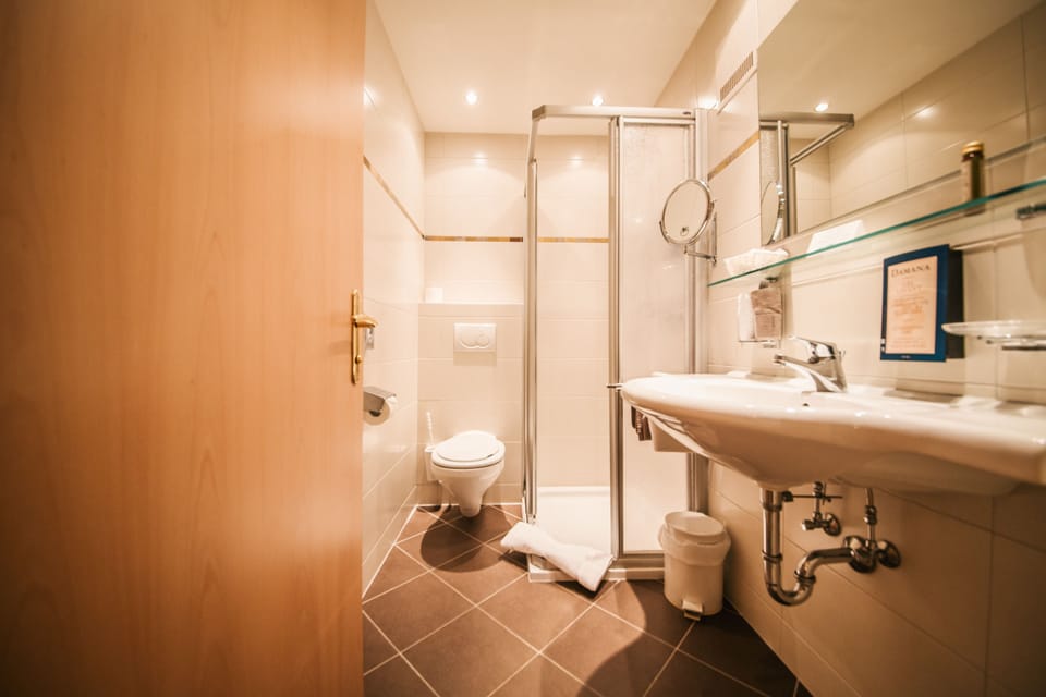 Standard Double Room, 1 Bedroom | Bathroom | Designer toiletries, hair dryer, bathrobes, towels
