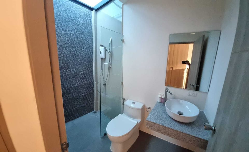 Shower, free toiletries, towels