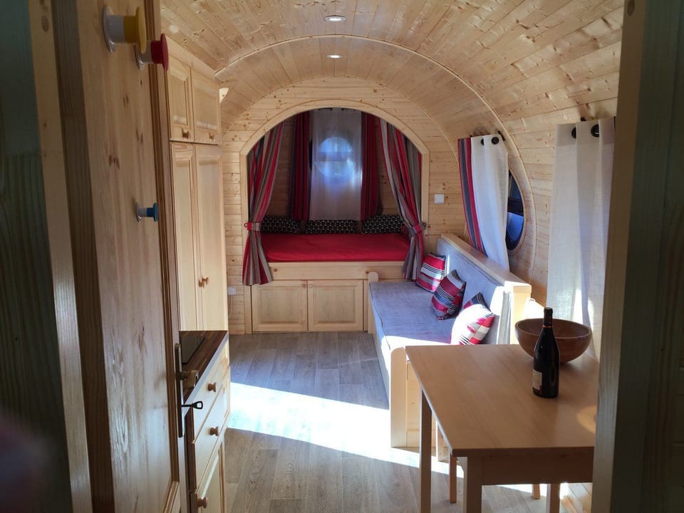 Room (Roulotte Chais Catherine) | Living area | Flat-screen TV