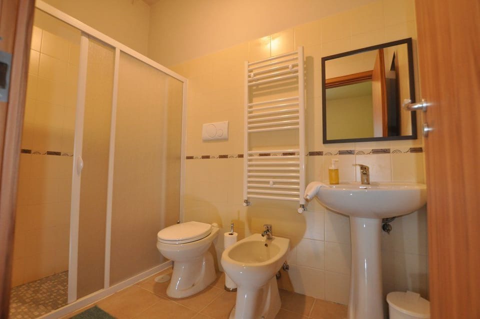Shower, free toiletries, hair dryer, bidet
