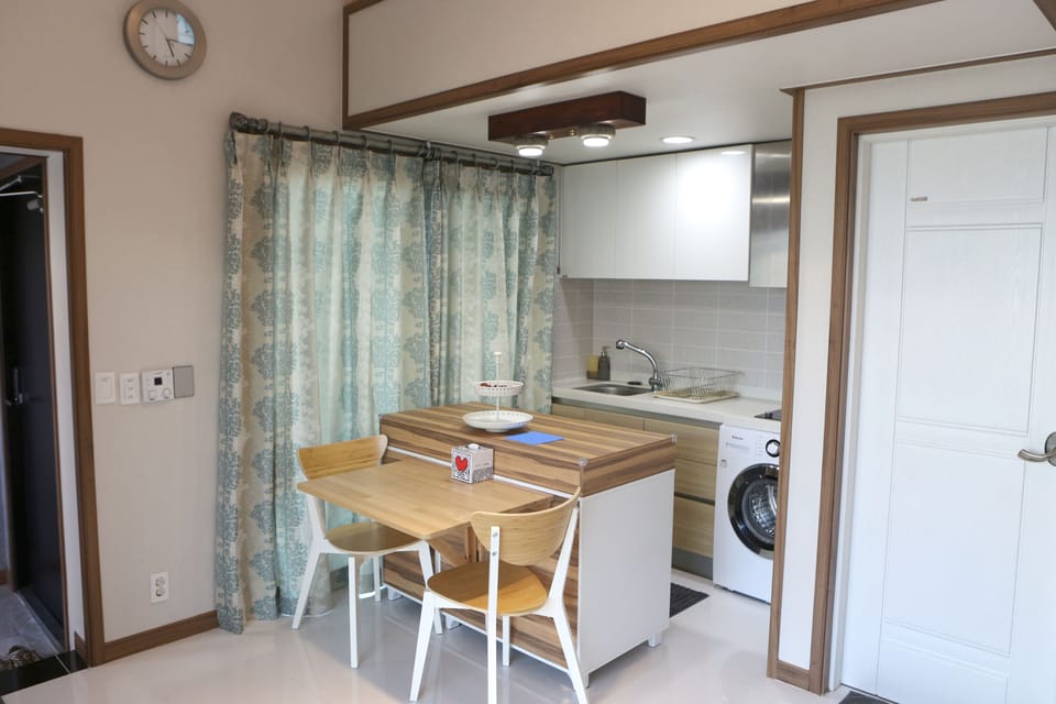 Daisy | Private kitchen | Fridge, microwave, stovetop, electric kettle