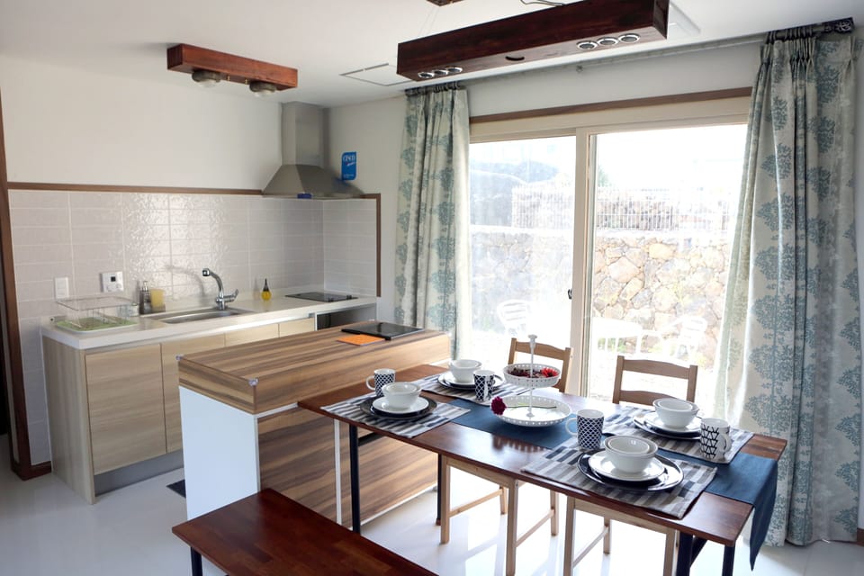 Dahlia | Private kitchen | Fridge, microwave, stovetop, electric kettle