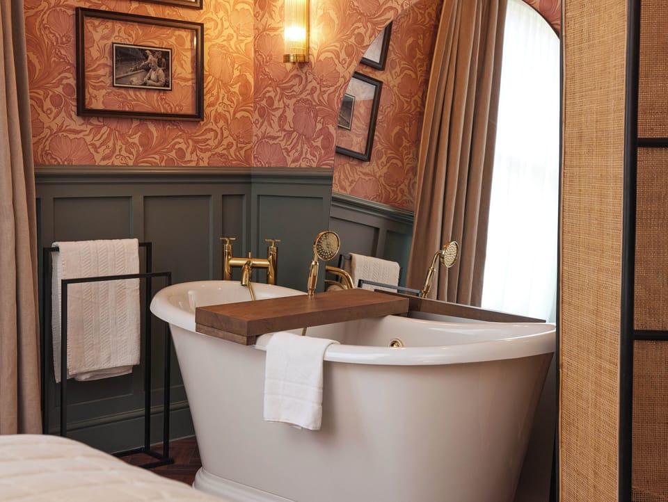 Deluxe Double Room | Bathroom | Shower, free toiletries, hair dryer, towels