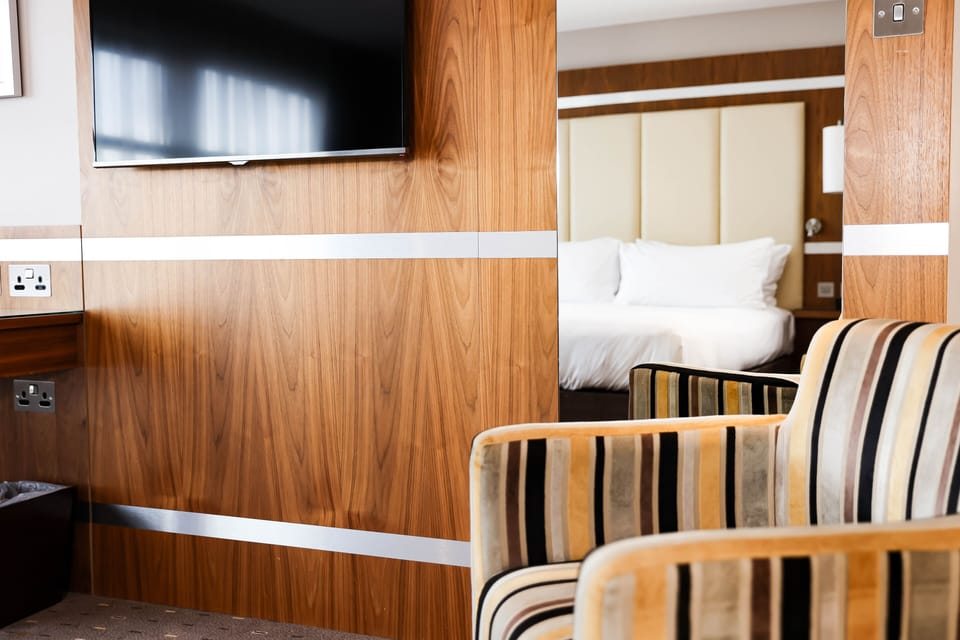 Room, 1 King Bed, City View, Corner | Hypo-allergenic bedding, in-room safe, iron/ironing board, travel crib