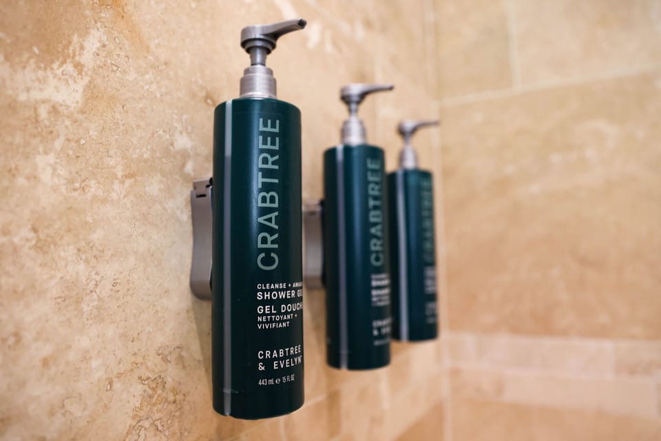 Room, 1 King Bed, City View, Corner | Bathroom | Designer toiletries, hair dryer, towels, soap