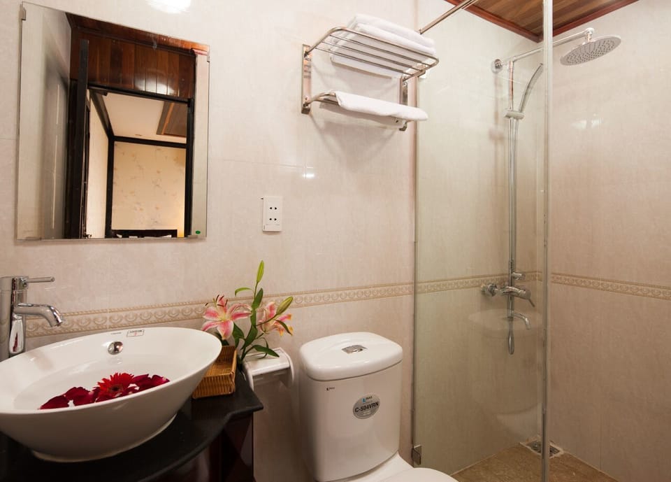 Deluxe Double or Twin Room, Ocean View | Bathroom | Shower, free toiletries, hair dryer, slippers