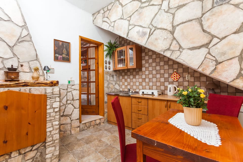 Apartment, 1 Bedroom, Garden View | In-room dining
