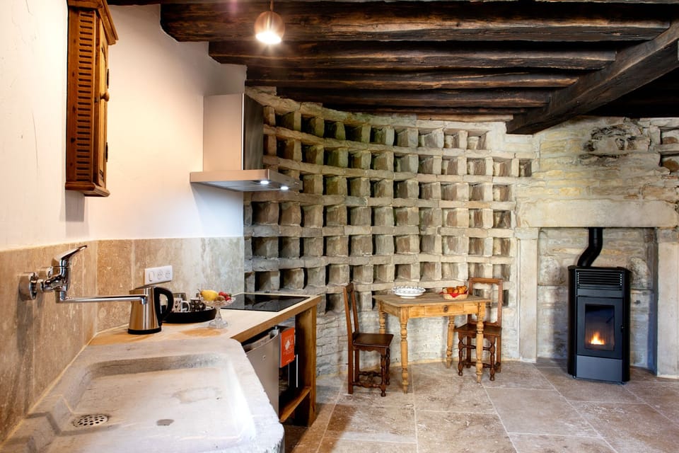 Romantic House (Chambre Michel) | Private kitchenette | Espresso maker, coffee/tea maker, electric kettle