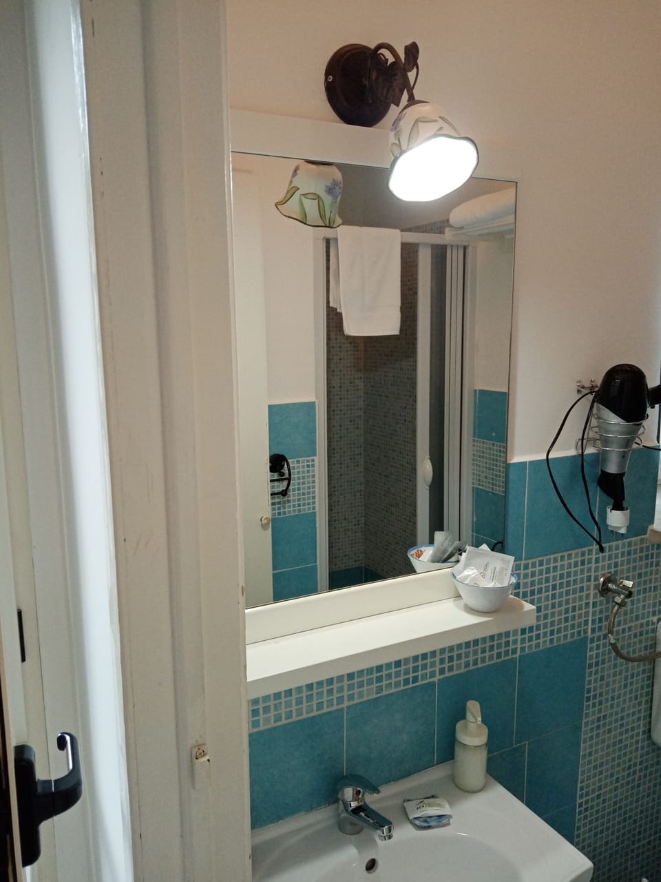 Basic Room | Bathroom | Shower, free toiletries, hair dryer, bidet