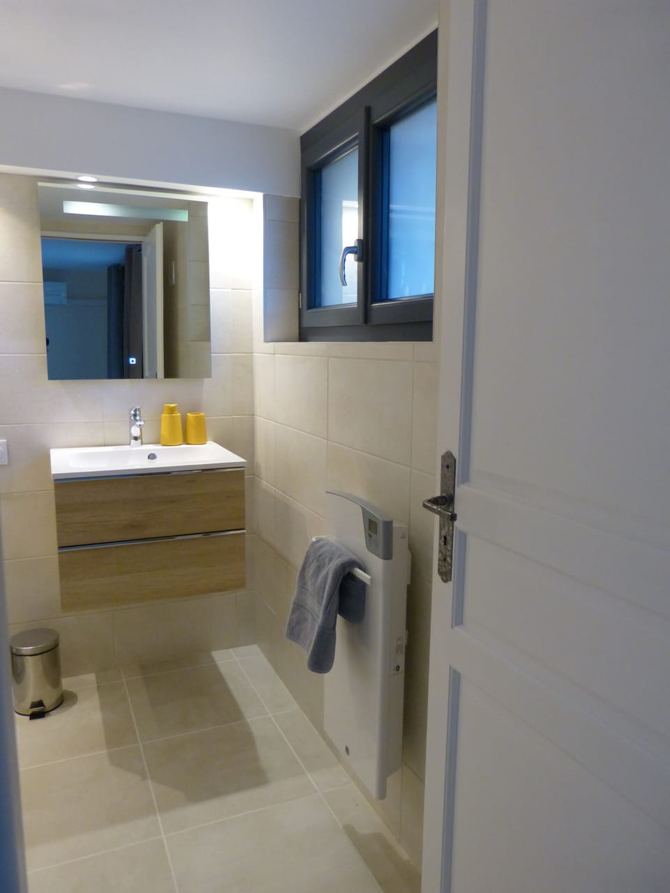 Double Room | Bathroom | Shower, free toiletries, hair dryer, towels
