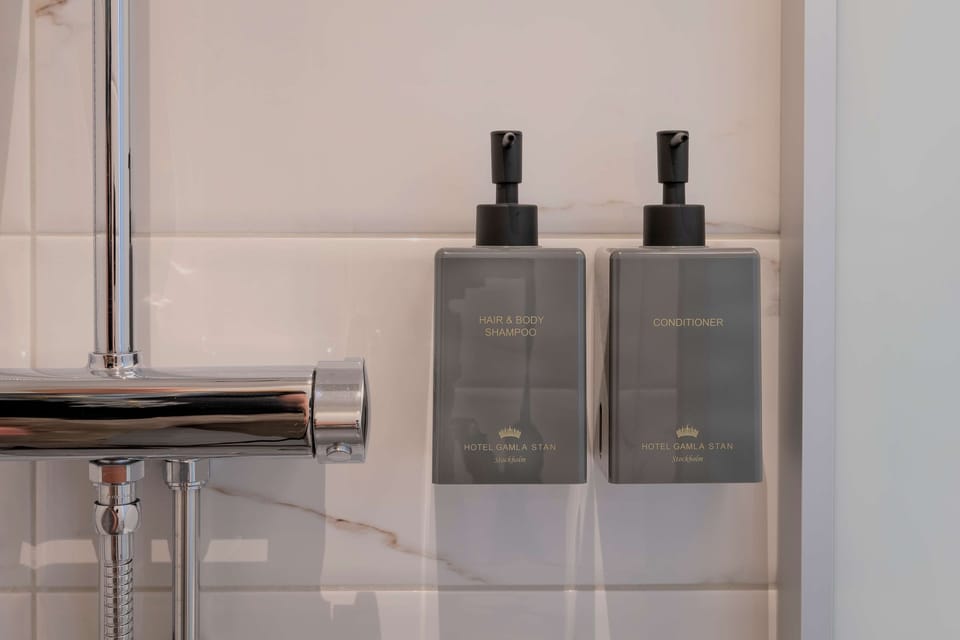 Shower, rainfall showerhead, free toiletries, hair dryer