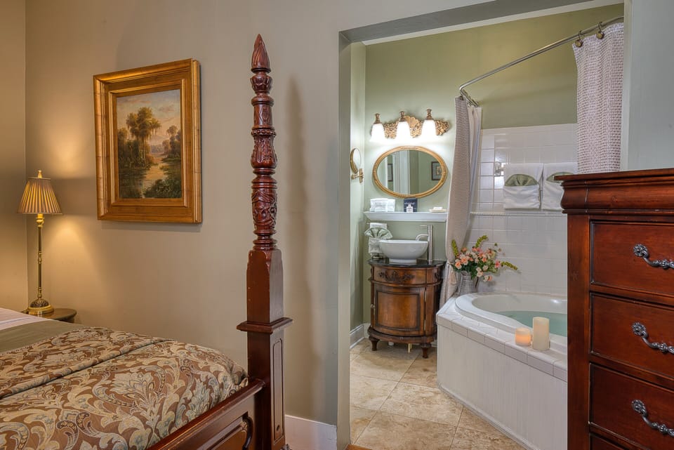 Premium Room, 1 King Bed, Jetted Tub | Egyptian cotton sheets, premium bedding, down comforters