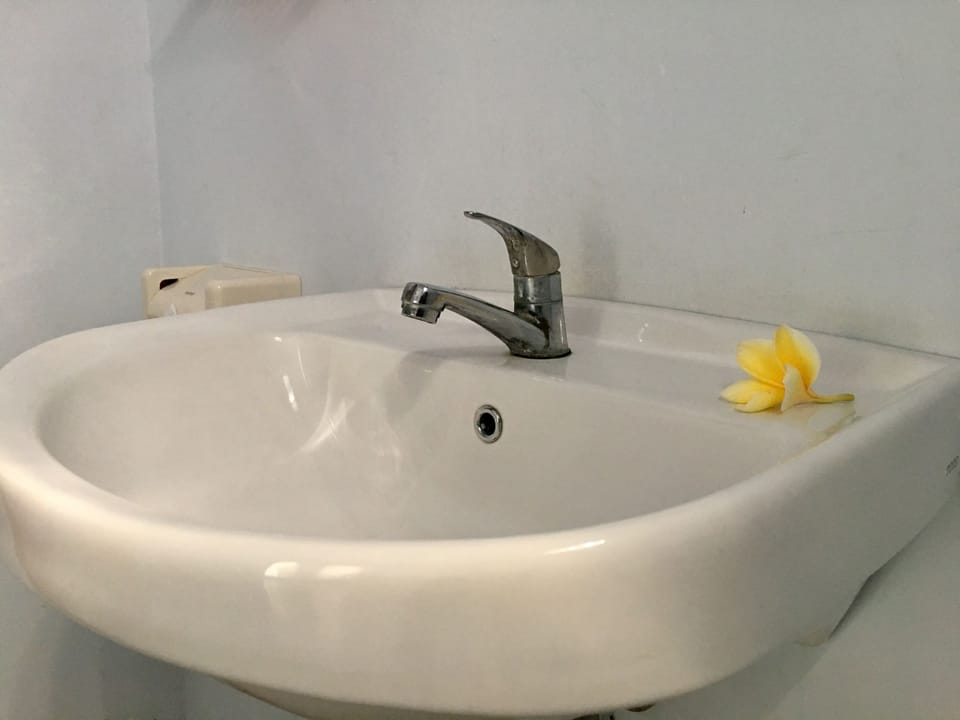 Standard Double Room, 1 Queen Bed, Garden View | Bathroom | Shower, free toiletries, towels