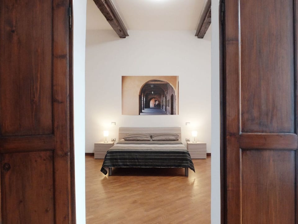 Double Room, 1 Queen Bed | Down comforters, desk, blackout drapes, soundproofing