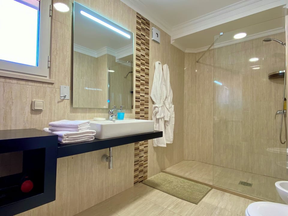Comfort Twin Room, Multiple Beds | Bathroom | Eco-friendly toiletries, hair dryer, bathrobes, towels