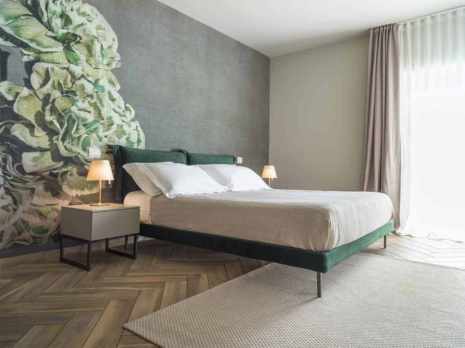Deluxe Apartment, Accessible | In-room safe, individually decorated, individually furnished, desk
