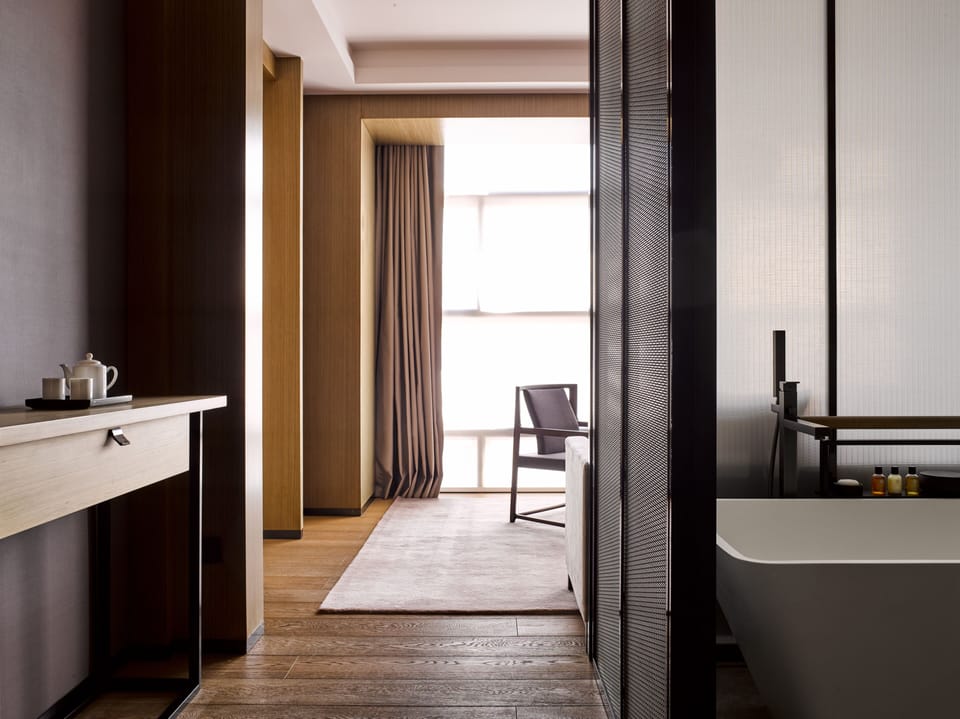 Deluxe King Suite Room  | Bathroom | Separate tub and shower, rainfall showerhead, free toiletries