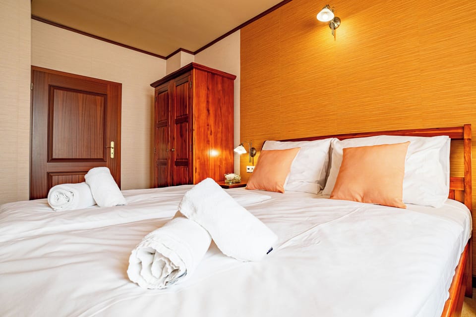 Double Room | Hypo-allergenic bedding available, in-room safe, laptop workspace