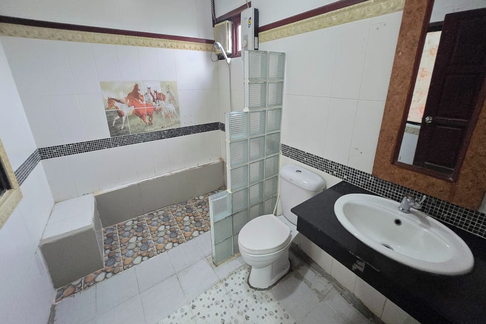 Bungalow | Bathroom | Free toiletries, towels