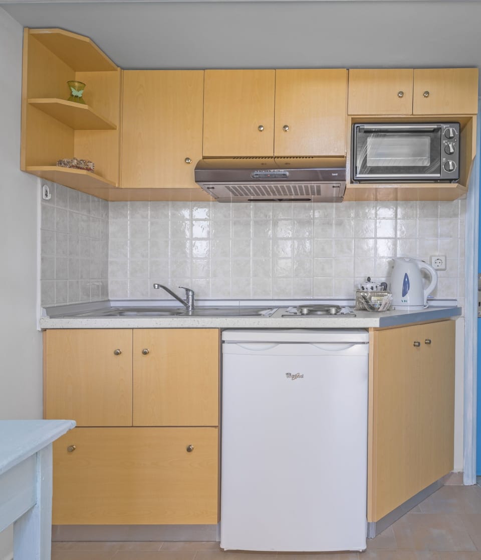 Standard Studio, Partial Sea View, Ground Floor | Private kitchen | Full-size fridge, coffee/tea maker, cookware/dishes/utensils