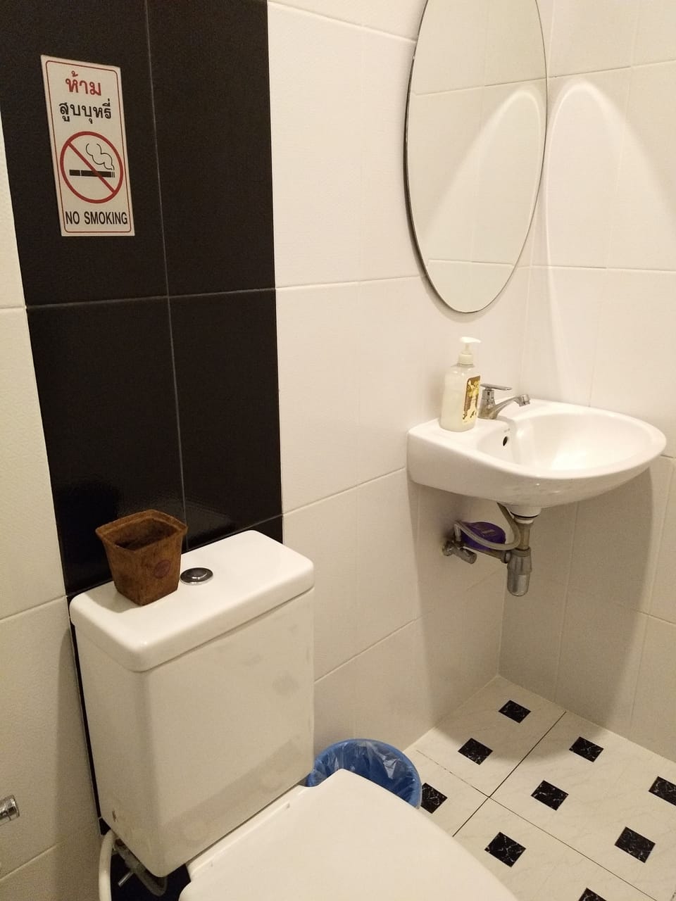 Standard Double Room | Bathroom | Shower, free toiletries, hair dryer, towels