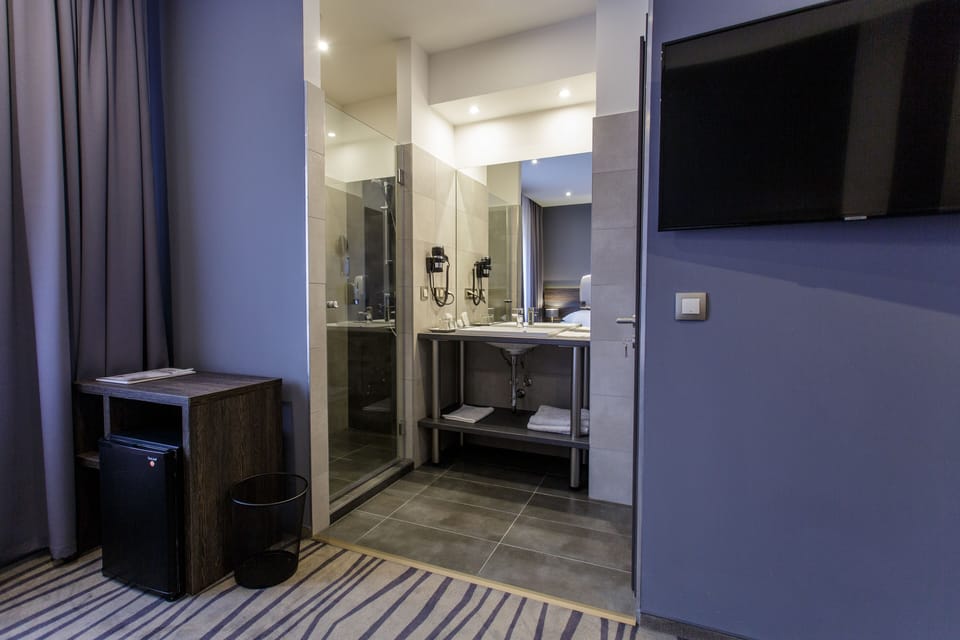 Superior Room | Bathroom | Shower, hair dryer