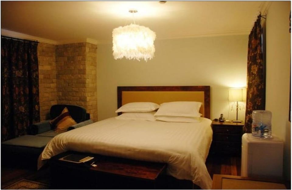Deluxe Suite | Minibar, desk, laptop workspace, blackout drapes