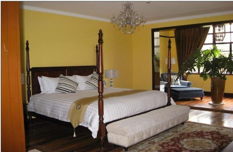 Junior Suite | Minibar, desk, laptop workspace, blackout drapes