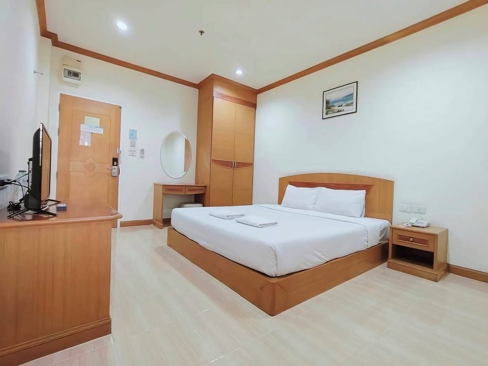 Standard Double Room, 1 Double Bed, Non Smoking | Desk, laptop workspace, free WiFi, bed sheets