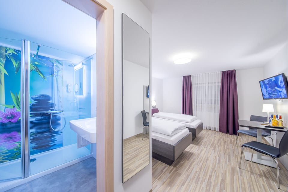 Standard Twin Room | Desk, laptop workspace, blackout drapes, soundproofing