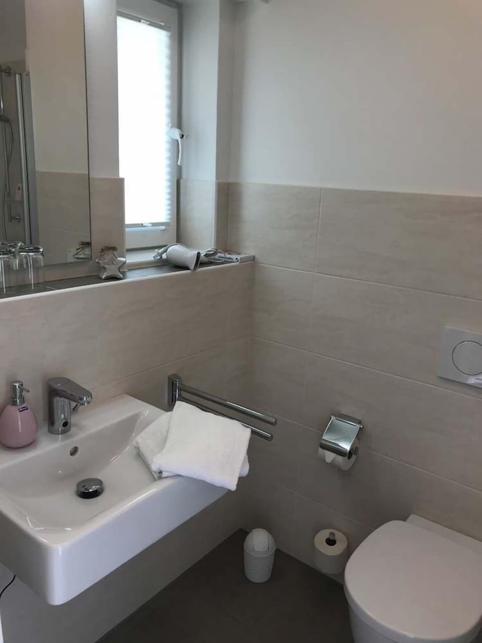 Shower, free toiletries, towels